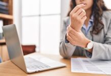 Humap-UFMS e outros hospitais da Ebserh alertam: mudança de postura pode evitar lesões e distúrbios osteomusculares no trabalho