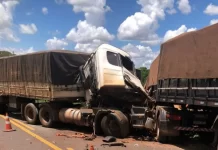 Motorista fica preso às ferragens em acidente com três carretas no Interior