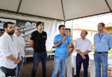 Durante entrega de moradias, prefeito destaca “parcerias que realizam sonhos”