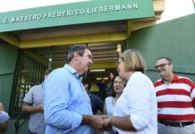No início do ano letivo, governador Eduardo Riedel visita escola reformada em Campo Grande