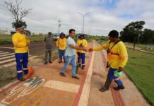 Em contato direto com a população, prefeito percorre bairros e vistoria serviços públicos