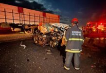 Acidente entre carreta e picape na BR-267 tem suspeita de três vítimas fatais