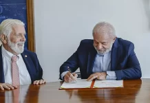 ‘Democracia, paz e economia’ são trunfos de Lula contra Flávio Bolsonaro, diz Jaques Wagner