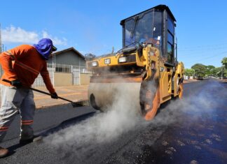 Prefeitura avança com recapeamento na Mozart Calheiros e mobilidade no Água Boa