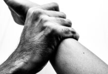 Ex-marido invade casa, agride mulher, rasga medida protetiva e enfia na boca da vítima