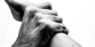 Ex-marido invade casa, agride mulher, rasga medida protetiva e enfia na boca da vítima