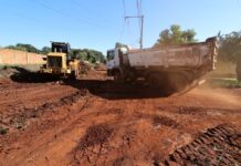 Prefeitura recupera ruas para chegada do asfalto nos jardins Pelicano e Carisma