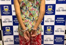 Mulher é detida após agredir a mãe idosa e resiste a prisão