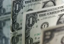 Dólar fecha estável abaixo de R$ 5 com foco em cenário global