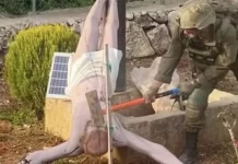 Soldado israelense gera revolta após destruir com marretadas imagem de Jesus Cristo em vila no Líbano
