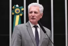 Troca de ataques revela briga de poder no campo bolsonarista, diz Rogério Correia