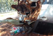 Veículo capota e mulher morre presas às ferragens