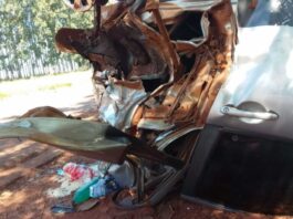 Veículo capota e mulher morre presas às ferragens