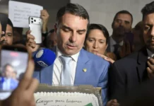 Flávio Bolsonaro já avalia recuo de candidatura presidencial após novos escândalos do Master