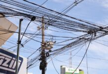 Prefeitura inicia ação para multar empresas de telefonia e internet por fios em postes