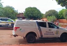 Mulher é encontrada morta dentro de casa e polícia suspeita de crime