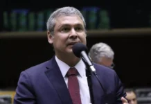Lindbergh celebra condenação de Eduardo Bolsonaro: ‘vitória do Brasil. Traidor da Pátria condenado’