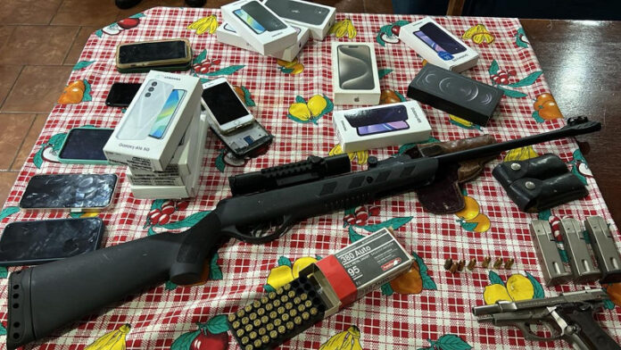 Arma e celulares são apreendidos na fronteira em investigação de homicídio ocorrido em Dourados_6a2cbb9ed8842.jpeg