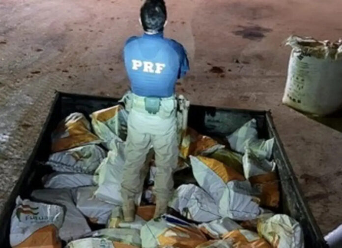 Caminhão abandonado com pneu estourado escondia 4 toneladas de maconha_6a2b6bb1579fc.jpeg