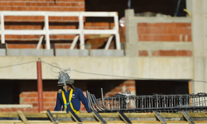 Construção empregou 2,5 milhões e pagou média de 2,1 salários mínimos_6a2a1853c3db7.jpeg
