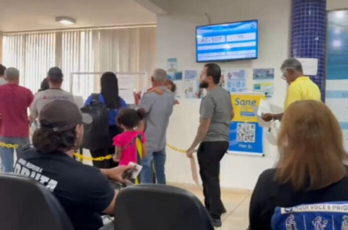 Descaso: mesmo com conta nas alturas, clientes da Sanesul enfrentam horas na fila em Dourados_6a27754b0b3d7.jpeg