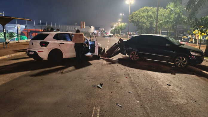 Em alta velocidade, Polo bate em dois carros em semáforo na Marcelino Pires e motorista é preso_6a38991d524f0.jpeg