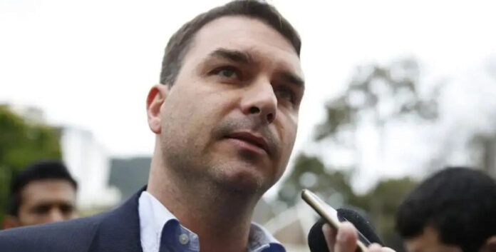 Flávio Bolsonaro diz que operação contra Jaques Wagner pode reverter queda nas pesquisas_6a35f92f2441f.jpeg
