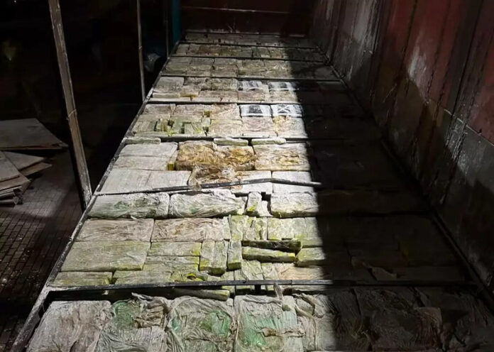Fundo falso em carreta paraguaia escondia mais de 4 toneladas de maconha_6a389aabc7eb0.jpeg