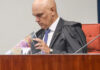 Moraes dá 24 horas para Bolsonaro explicar arma apreendida em blitz