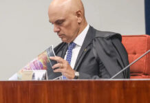 Moraes dá 24 horas para Bolsonaro explicar arma apreendida em blitz