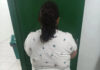 Mulher de 37 anos finge ter 12 e é presa por estelionato um ano após ser adotada por família