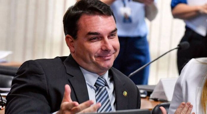PGR tem até esta terça para decidir se Bolsonaro e Flávio entrarão em inquérito sobre atuação de Eduardo nos EUA_6a1f8fab4f355.jpeg