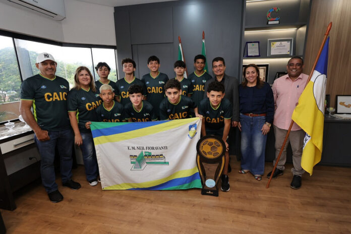 Prefeito recebe alunos do Caic que vão disputar Jogos Escolares Estaduais na Capital_6a2a17fc1d13b.jpeg