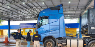 PRF apreende em MS carreta levada em assalto com sequestro de caminhoneiro em SP