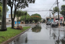 Sábado começa com chuva e céu completamente nublado em Dourados