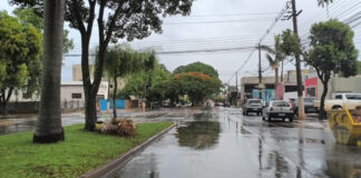 Sábado começa com chuva e céu completamente nublado em Dourados