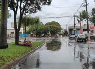 Sábado começa com chuva e céu completamente nublado em Dourados