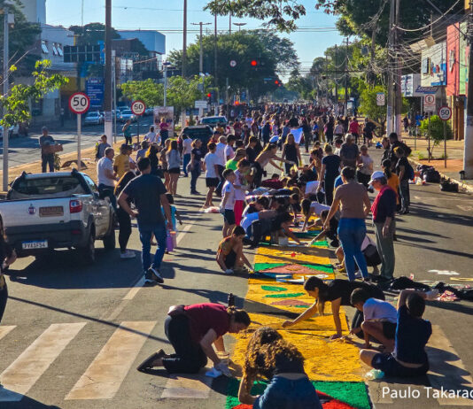 Tapetes, procissão e devoção marcam Corpus Christi em Dourados