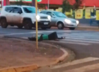 Vídeo mostra homem na faixa de pedestres e trânsito parado no centro de Dourados