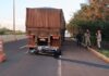 Motociclista que morreu após bater em carreta parada na pista tinha 36 anos