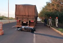 Motociclista que morreu após bater em carreta parada na pista tinha 36 anos