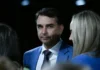 Após se alinhar aos interesses estadunidenses, Flávio Bolsonaro agora diz que vai aos EUA “defender o Pix”