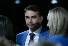 Após se alinhar aos interesses estadunidenses, Flávio Bolsonaro agora diz que vai aos EUA “defender o Pix”
