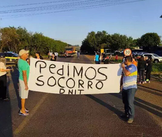 Após acidentes fatais, moradores bloqueiam BR-463 e cobram duplicação