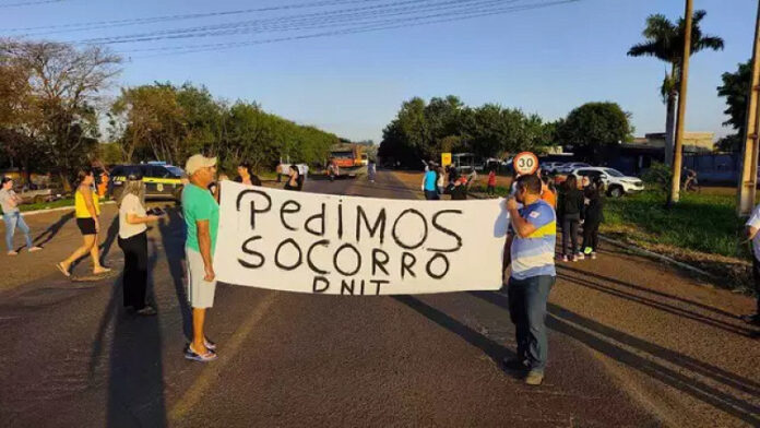 Após acidentes fatais, moradores bloqueiam BR-463 e cobram duplicação_6a6ab5fec3036.jpeg