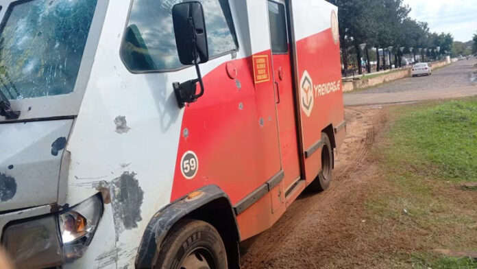 Bandidos armados com fuzil atacam carro-forte na fronteira, mas blindado consegue escapar_6a45c819698e0.jpeg