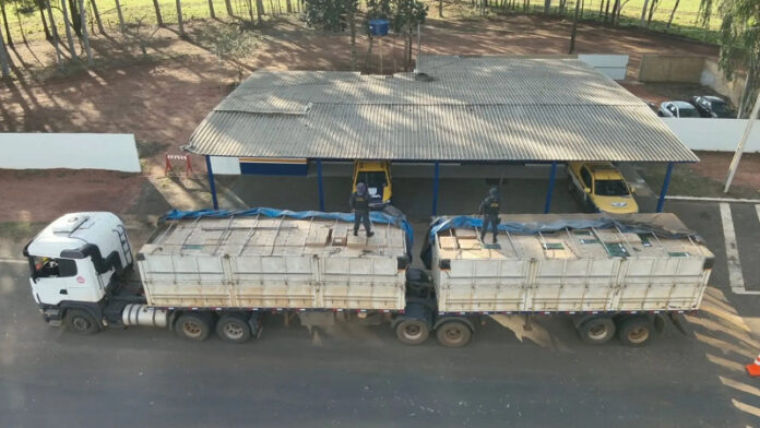 Caminhoneiro é preso com carga de R$ 2 milhões em cigarros contrabandeados_6a66bf374e813.jpeg