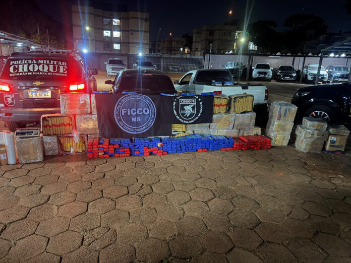 Casal é preso com uma tonelada de maconha após polícia flagrar veículo deixando entreposto de droga_6a5c319ce594d.jpeg