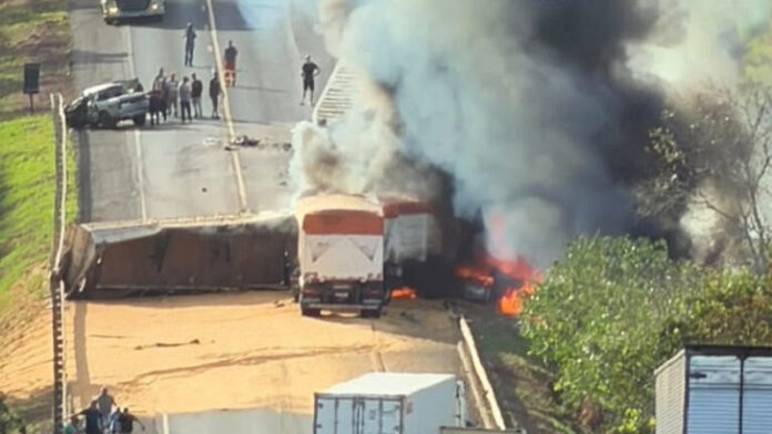 Colisão entre carretas provoca incêndio e interdita trecho da MS-306_6a6c04dfb2fa0.jpeg