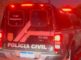 Dupla em moto atira contra jovem em frente de casa em Dourados
